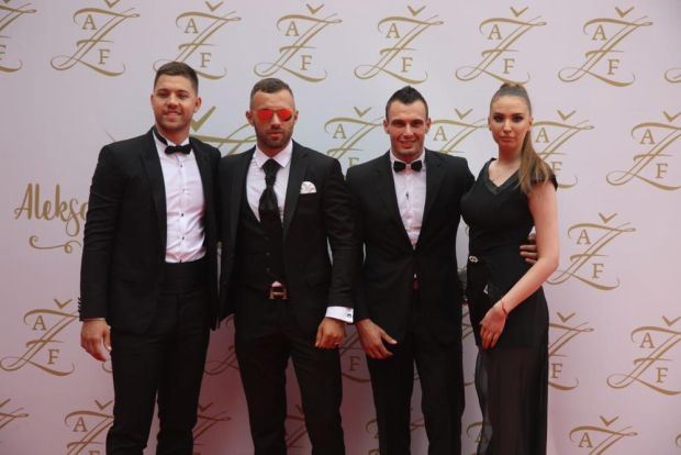 NAJLEPŠE HALJINE SA SVADBE ALEKSANDRE PRIJOVIĆ I FILIPA ŽIVOJINOVIĆA: Katarina, Jovana, Milica, Rada i Ilda zasijale na crvenom tepihu srpske estrade (FOTO)