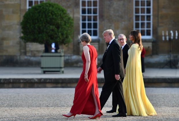 ŽENE ŠIROM SVETA SU OČARANE! NEĆETE VEROVATI ŠTA JE OBUKLA MELANIJA TRAMP: pogledajte kako Prva dama Amerike izgleda u spektakularnoj žutoj haljini (FOTO)