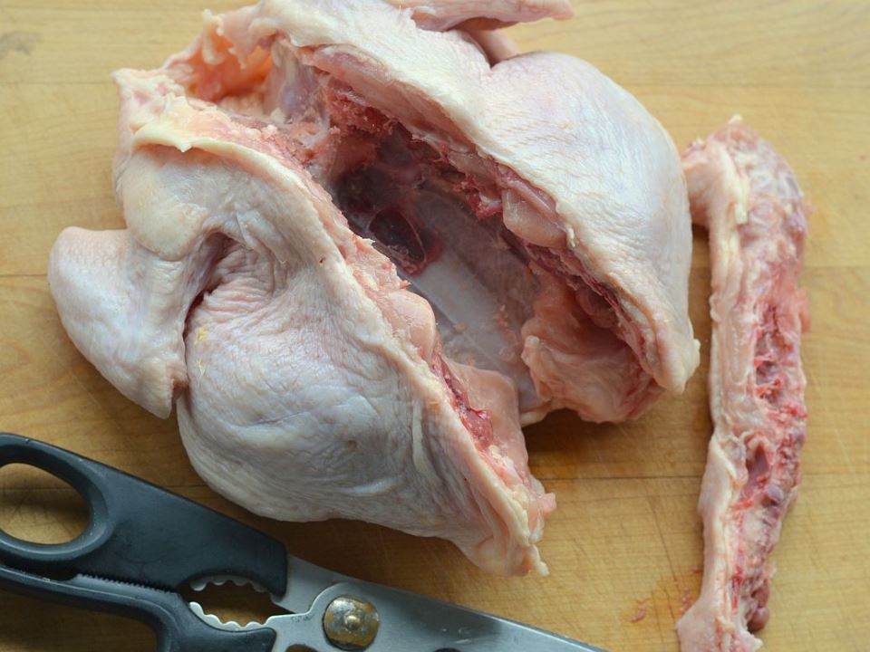 PEČENA PILETINA NA RINGLI UKUSNIJA NEGO IZ RERNE: žene oduševljene trikom sa tanjirom (RECEPT)