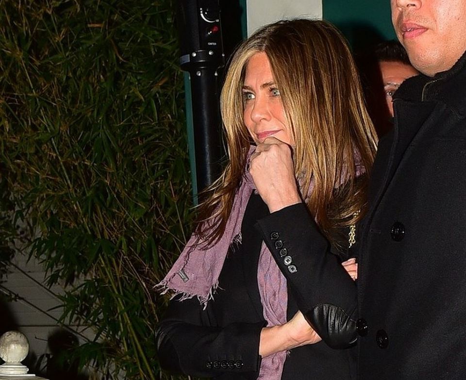 CIPELE DŽENIFER ANISTON KOJE IZDUŽUJU NOGE I DODAJU VISINU SILUETI: savršena modna kombinacija za izlazak (FOTO)