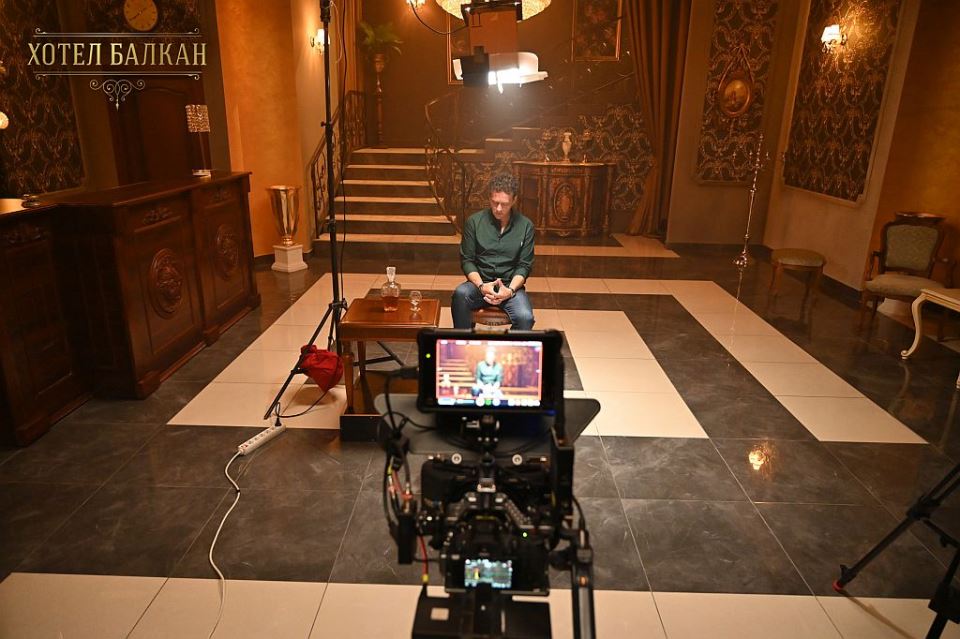 KRAJ TANANA ŠADRVANA NAJAVLJUJE PREMIJERU SERIJE HOTEL BALKAN: Dženan Lončarević i Bosonoga produkcija predstavili spot