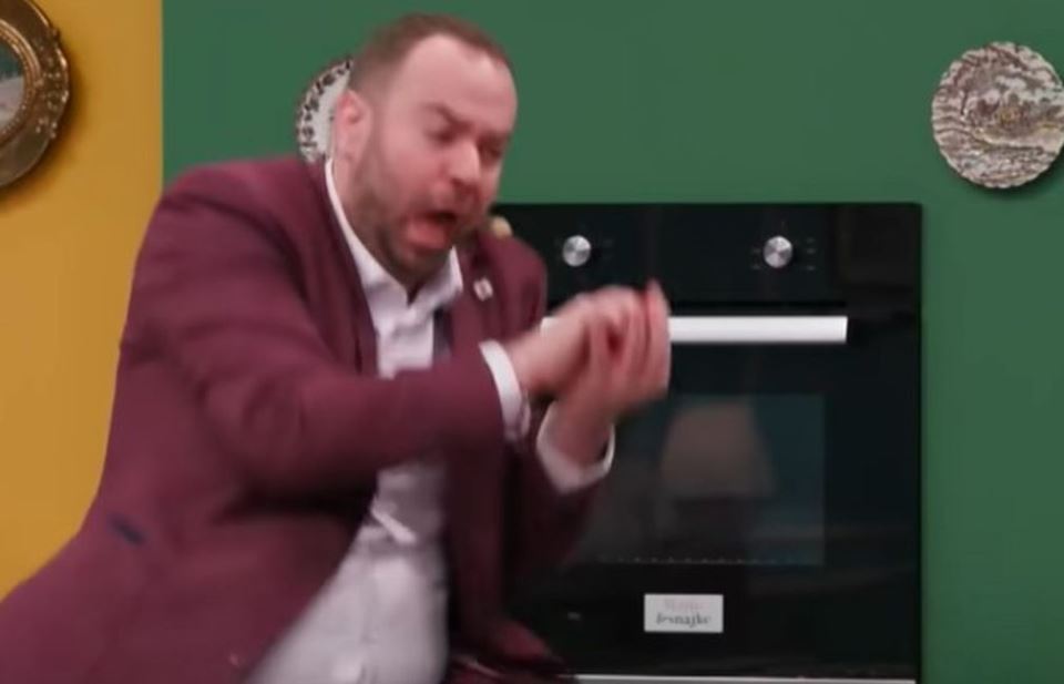 PARADAJZ LETEO PO STUDIJU: Seka čerijem gađala kolegu u emisiji "Majke i snajke" (FOTO)